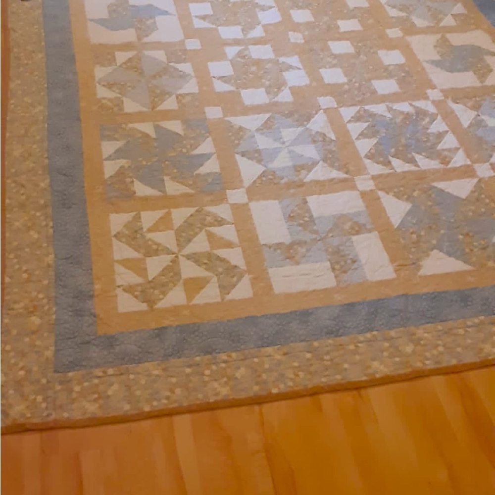 hand made , machine quilted , Quilt .lightly used .